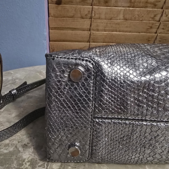 Michael Kors Mercer Medium Messenger Silver Snake Print Leather 3-in-1 Handbag - Picture 5 of 13